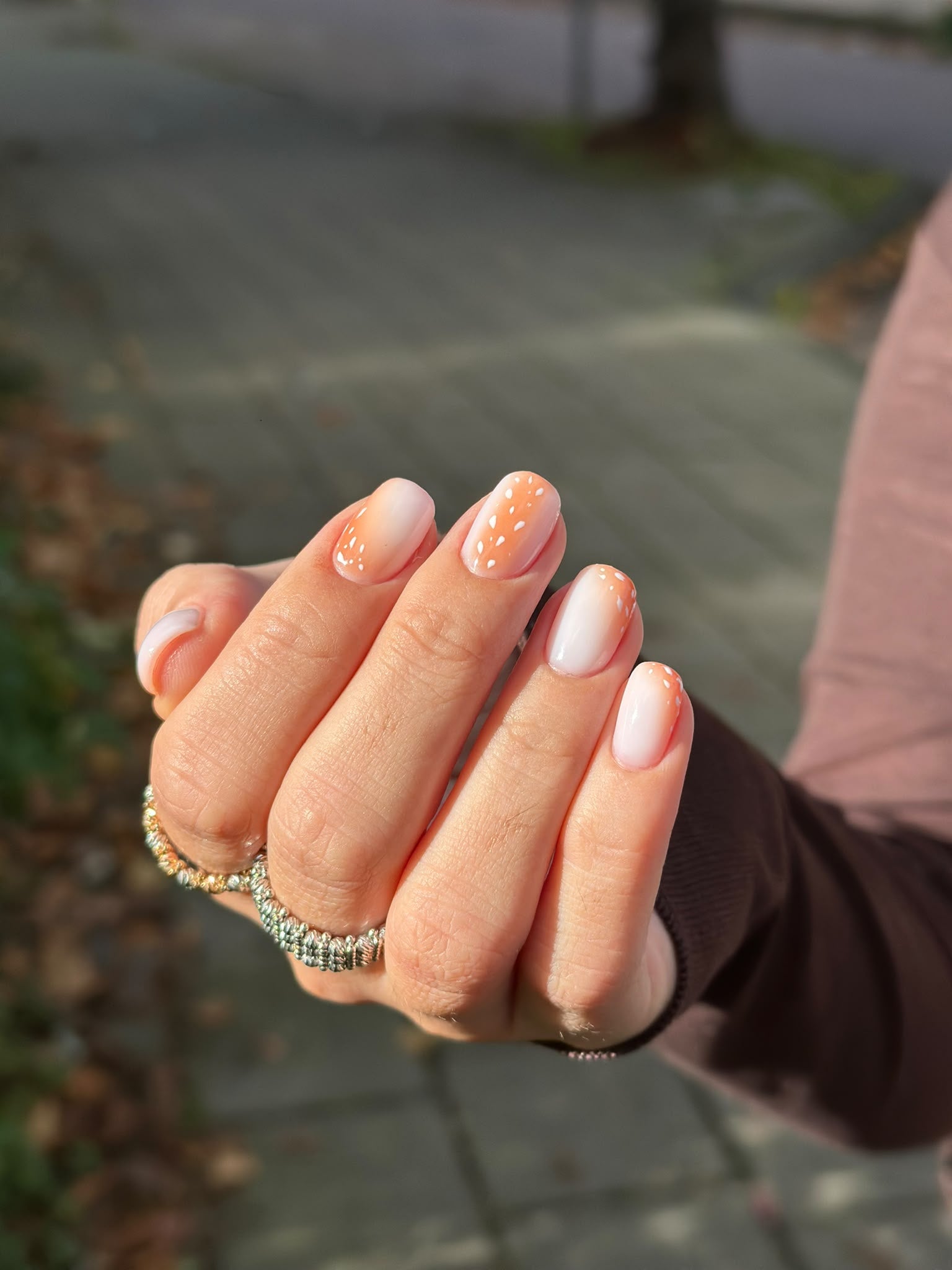 Perzikkleurige nude nagels met kleine gouden details