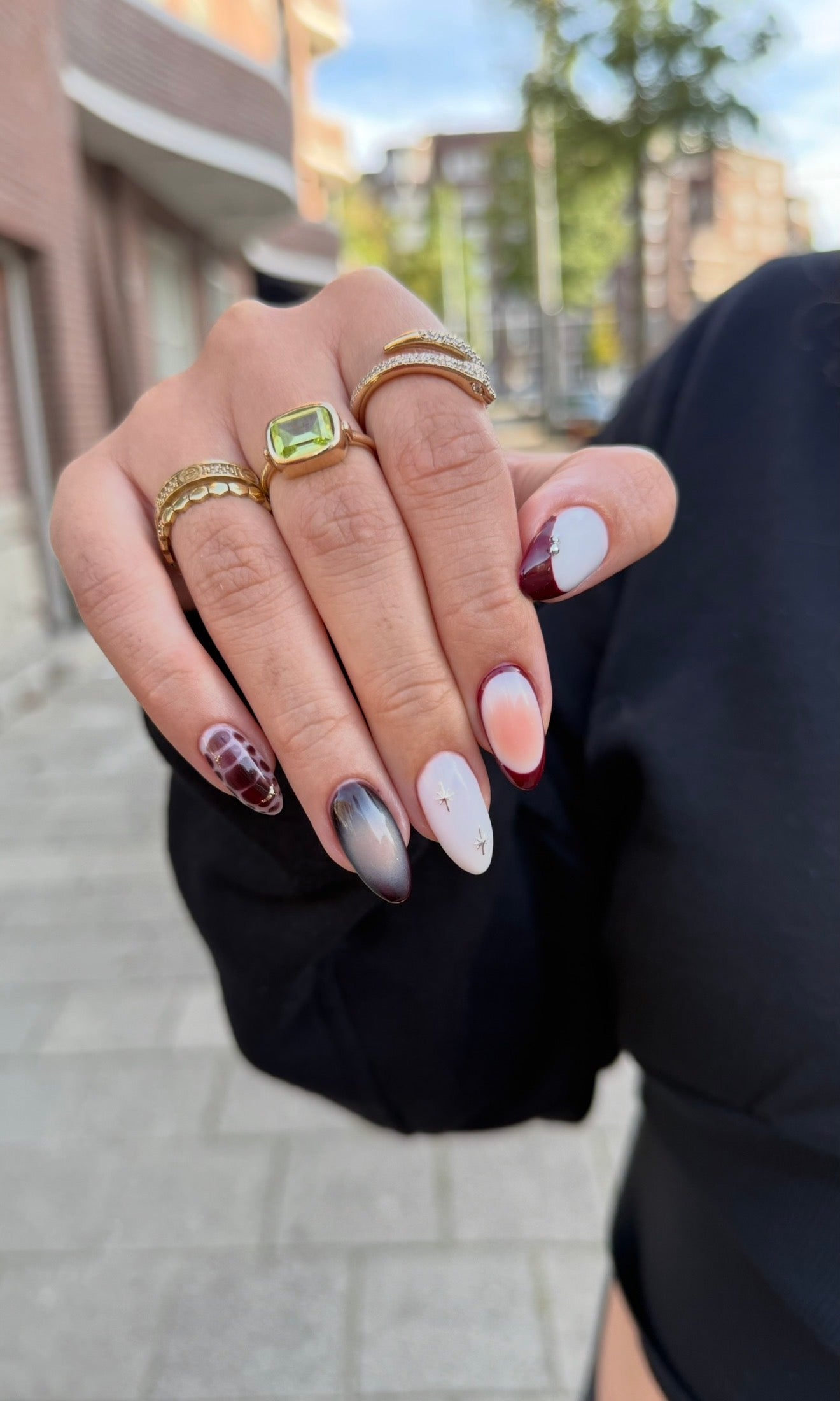 Nail art in grijze ombre en bordeauxrood, met ringen